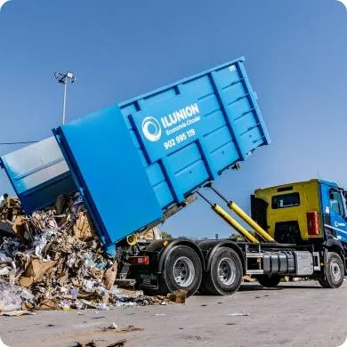 Foto camión basculante, descargando residuos en planta de reciclaje.