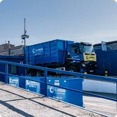 Foto de un camión en un muelle, listo para descargar.